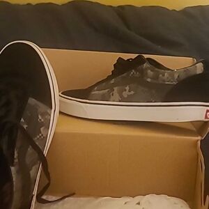 New mens Vans black running shoes size 11
